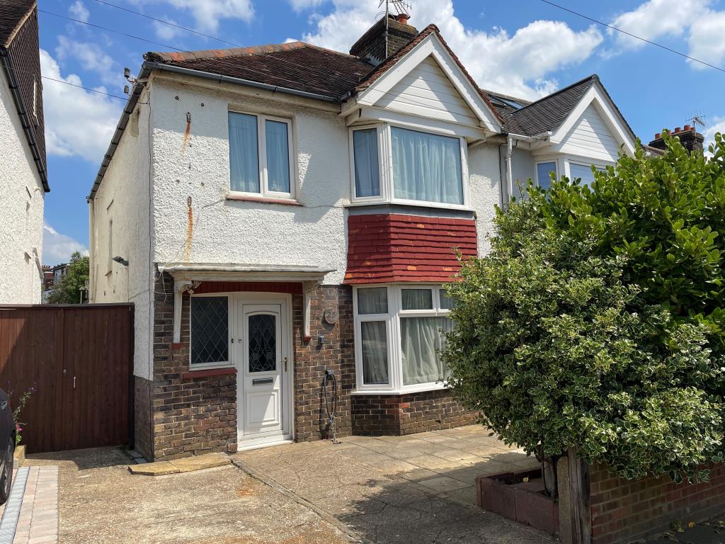 Lot: 19 - HOUSE IN NEED OF REFURBISHMENT AND REPAIR - View of front of house from street